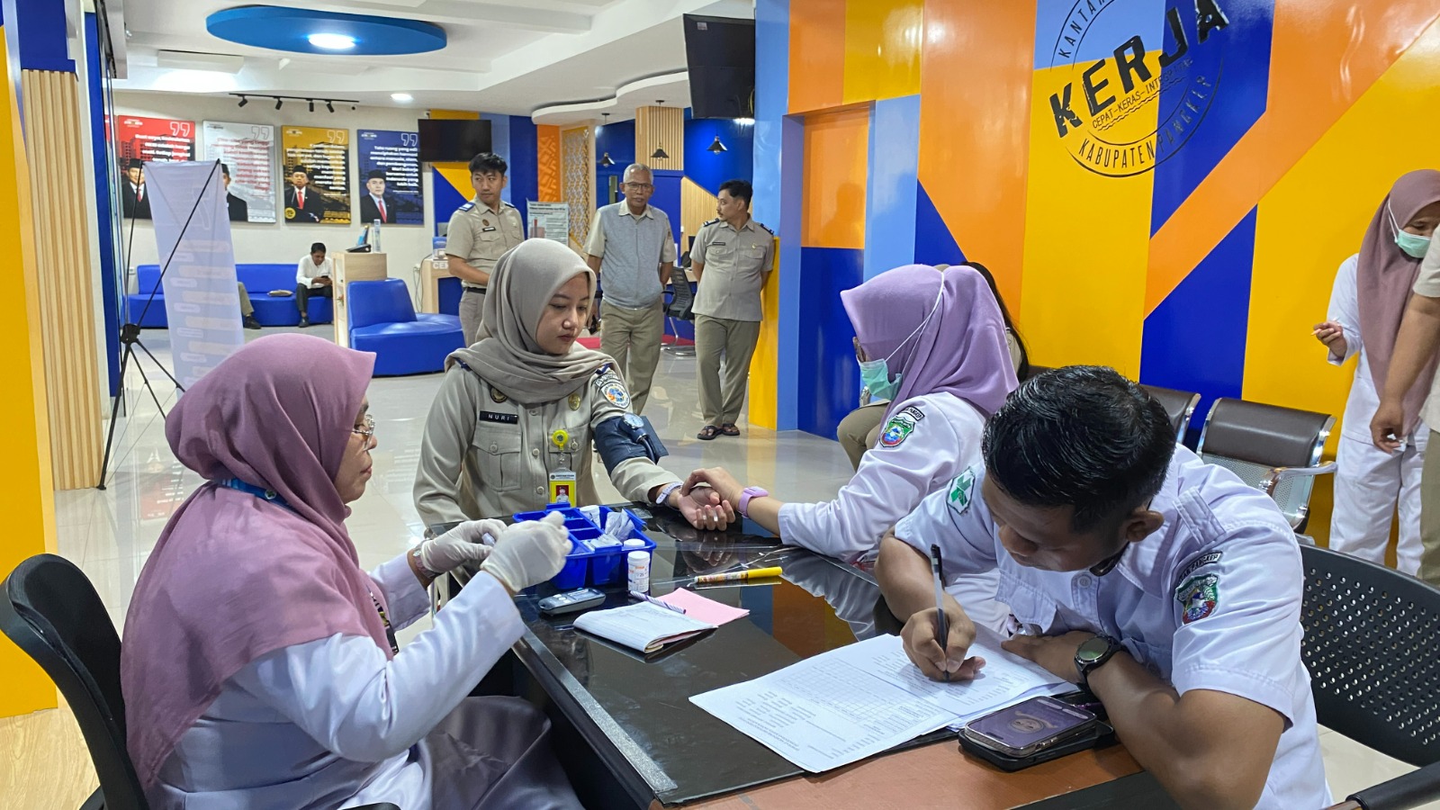 Seorang petugas Puskesmas Kota Pangkajene melaksanakan kegiatan pemeriksaan kesehatan gratis bagi para pegawai di Kantor Pertanahan Kabupaten Pangkajene dan Kepulauan, Senin 23 Februari 2026 kemarin. (Pangkep TV).