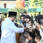 Presiden Prabowo Subianto melaksanakan salat Idulfitri bersama masyarakat di Masjid Darussalam Kabupaten Aceh Tamiang, Provinsi Aceh, pada Sabtu, 21 Maret 2026 bertepatan dengan 1 Syawal 1447 Hijriah. (Foto: BPMI Setpres).