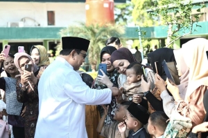Presiden Prabowo Subianto melaksanakan salat Idulfitri bersama masyarakat di Masjid Darussalam Kabupaten Aceh Tamiang, Provinsi Aceh, pada Sabtu, 21 Maret 2026 bertepatan dengan 1 Syawal 1447 Hijriah. (Foto: BPMI Setpres).