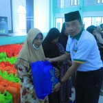 Sebanyak 2.000 paket sembako diserahkan secara simbolis oleh Bupati MYL didampingi Ketua baznas pangkep Muh. Arif Arfah, Kepala Kantor Kementerian Agama Pangkep Ramli Rasyid, serta Dandim 1421/Pangkep Letkol CZI Bhakti Yuhandika.