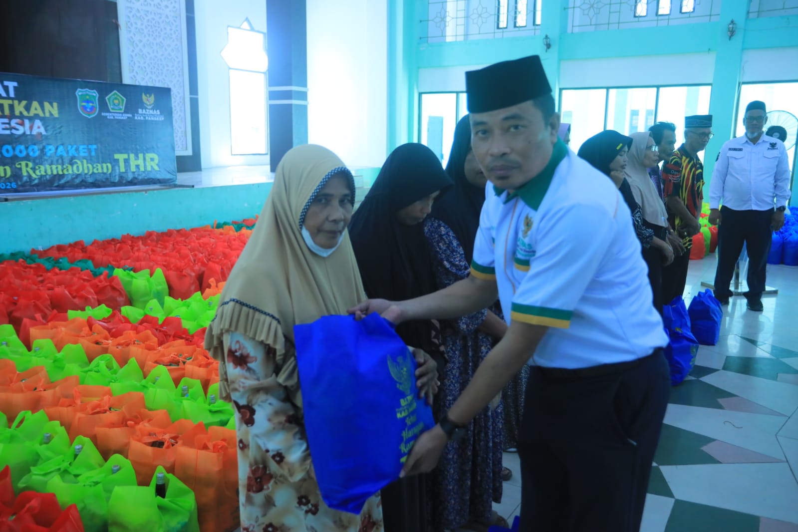 Sebanyak 2.000 paket sembako diserahkan secara simbolis oleh Bupati MYL didampingi Ketua baznas pangkep Muh. Arif Arfah, Kepala Kantor Kementerian Agama Pangkep Ramli Rasyid, serta Dandim 1421/Pangkep Letkol CZI Bhakti Yuhandika.