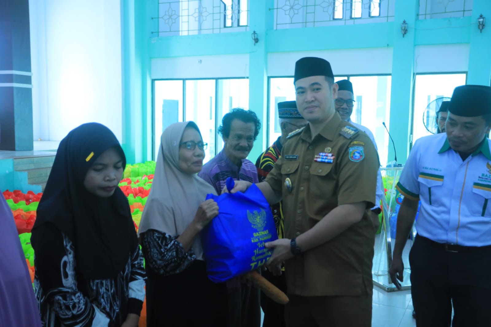 Serahkan Sembako Ramadan, Bupati Pangkep Ingatkan Penyaluran Zakat Sesuai 8 Asnaf