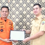 Bupati Pangkep Terima Penghargaan Basarnas atas Dukungan Operasi SAR Pesawat ATR 42-500