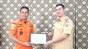 Bupati Pangkep Terima Penghargaan Basarnas atas Dukungan Operasi SAR Pesawat ATR 42-500