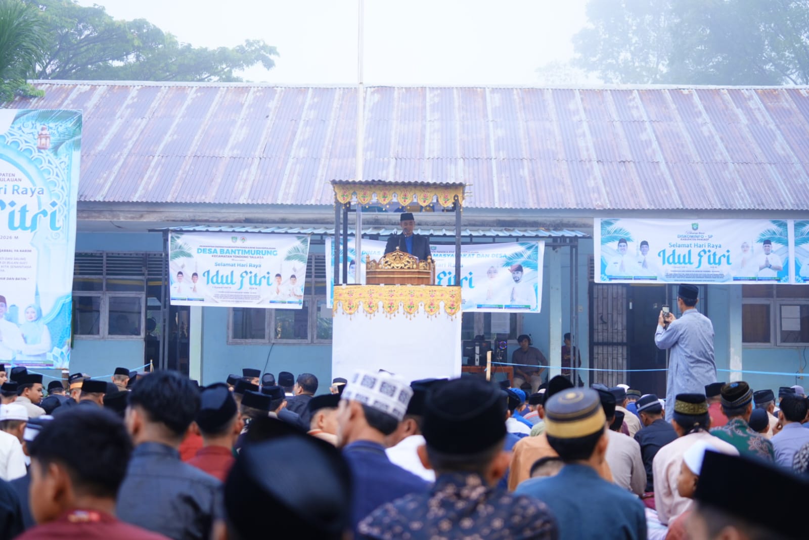 Bupati Kabupaten Pangkep Muhammad Yusran Lalogau melaksanakan salat Id 1447 Hijriah di daerah pegunungan Desa Bantimurung, Kecamatan Tondong Tallasa Kabupaten Pangkep, Sabtu 21 Maret 2026.(Mamat)