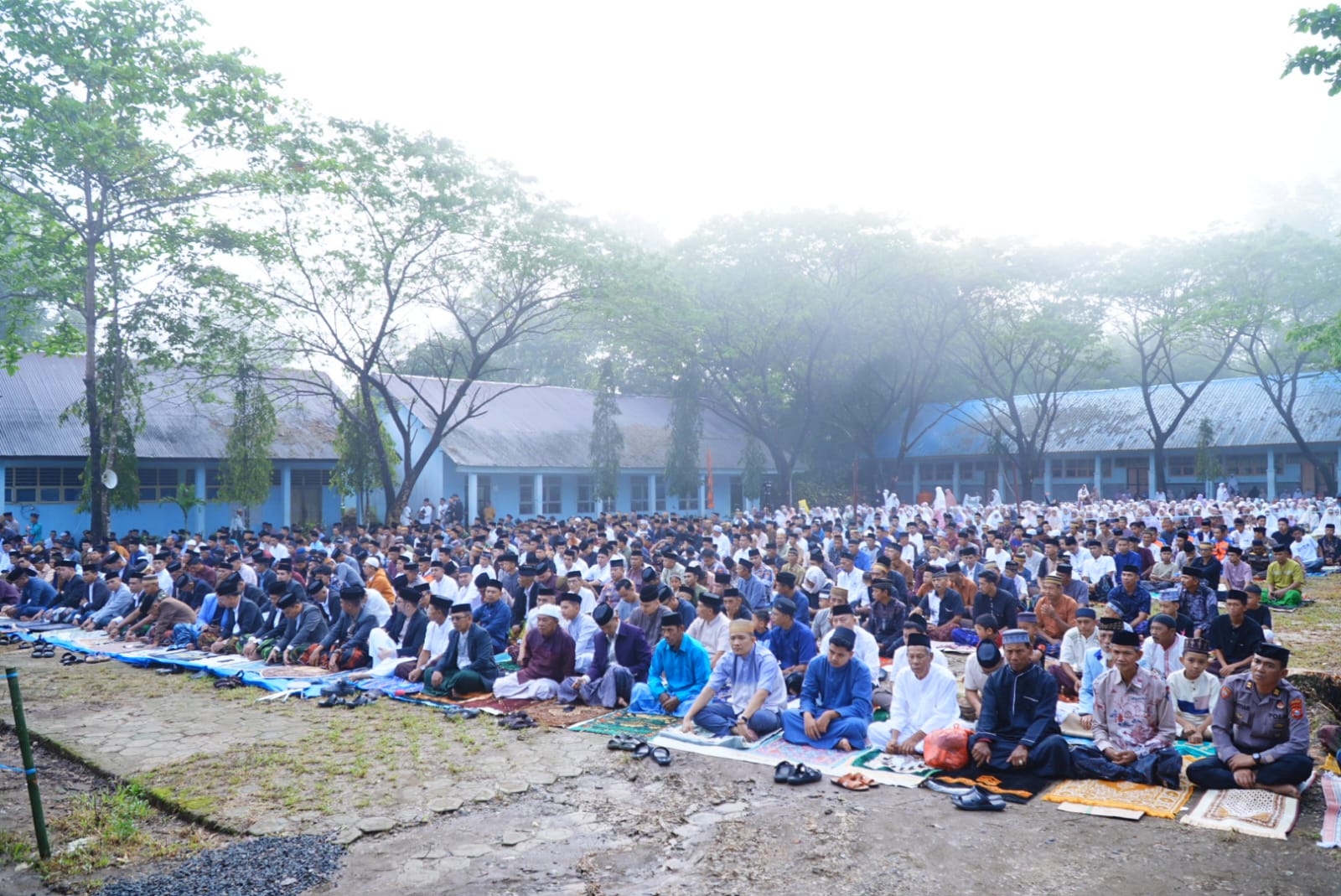 Kabut turun saat menjelang pelaksanaan salat Id 1447 Hijriah di di Lapangan SMA 8 Tondong Tallasa Desa Bantimurung Kecamatan Tondong Tallasa, Sabtu 21 Maret 2026.(Foto: Mamat)