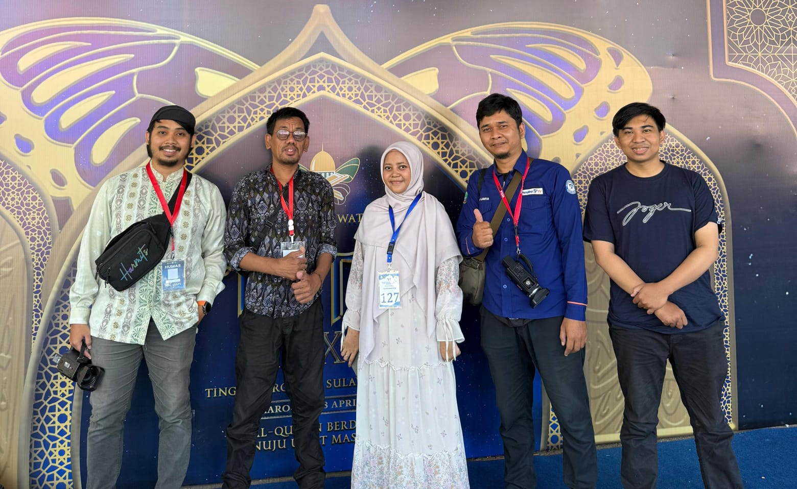 Ma'firah (tengah) kafilah asal Pangkep, bersama empat kru dari LPPL Radio Suara Pangkep, Pangkep TV saat meliput MTQ ke-34 Provinsi Sulawesi Selatan.(Pangkep TV).