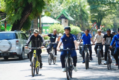 Bupati Pangkep Muhammad Yusran Lalogau bersepeda bersama ASN di Pangkep saat menuju kantor daerah, penerapan Bike To Work sudah mulai diterapkan di lingkungan ASN di Kabupaten Pangkep. (Mamat).