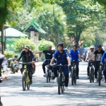 Bupati Pangkep Muhammad Yusran Lalogau bersepeda bersama ASN di Pangkep saat menuju kantor daerah, penerapan Bike To Work sudah mulai diterapkan di lingkungan ASN di Kabupaten Pangkep. (Mamat).