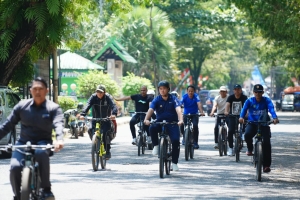 Bupati Pangkep Muhammad Yusran Lalogau bersepeda bersama ASN di Pangkep saat menuju kantor daerah, penerapan Bike To Work sudah mulai diterapkan di lingkungan ASN di Kabupaten Pangkep. (Mamat).