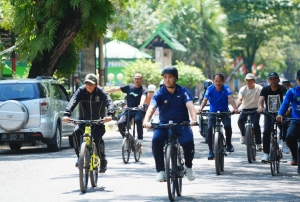 Bupati Pangkep Muhammad Yusran Lalogau Pimpin ASN Bersepeda ke Kantor, Dorong Budaya Bike to Work