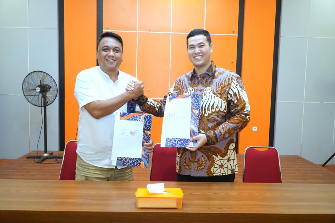 MoU ditandatangani langsung oleh Bupati Pangkep, Muhammad Yusran Lalogau, bersama Executive General Manager PT Pos Indonesia KCU Makassar, Adi Cahyadi Budi Santosa, di Kantor PT Pos Indonesia KCU Makassar, Rabu (29/4/2026).(Erwin/Pangkep TV).