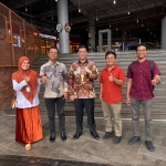 Ketua Umum IKA Perikanan Unhas (Tengah) yang juga merupakan Bupati Kabupaten Pangkep Muhammad Yusran Lalogau bersama pengurus IKA Perikanan Unhas. (IKA Perikanan Unhas).