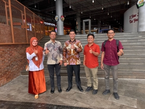Ketua Umum IKA Perikanan Unhas (Tengah) yang juga merupakan Bupati Kabupaten Pangkep Muhammad Yusran Lalogau bersama pengurus IKA Perikanan Unhas. (IKA Perikanan Unhas).