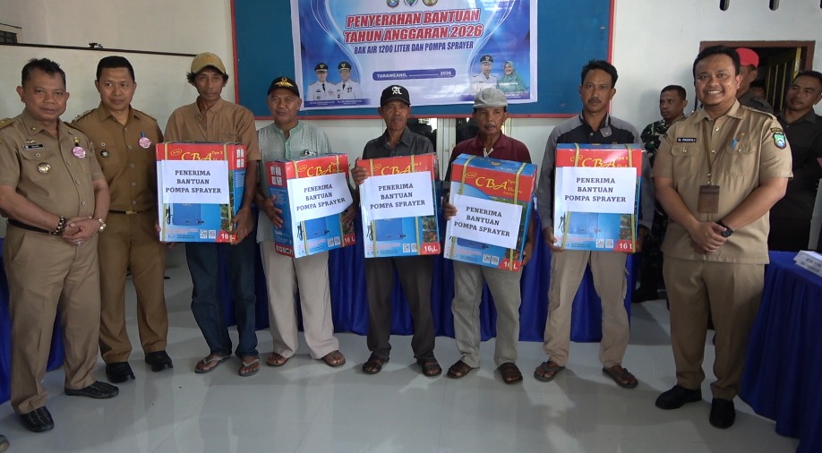 Desa Taraweang Salurkan Bantuan Bak Air Pompa Sprayer untuk Warga