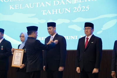 Menteri Dalam Negeri Tito Karnavian memberikan Tanda Kehormatan Satyalancana Wira Karya kepada Bupati Pangkep Muhammad Yusran Lalogau, Senin 1 Juni 2026 (Pangkep TV). 