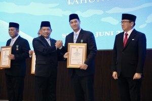 Menteri Dalam Negeri Tito Karnavian memberikan Tanda Kehormatan Satyalancana Wira Karya kepada Bupati Pangkep Muhammad Yusran Lalogau, Senin 1 Juni 2026 (Pangkep TV).