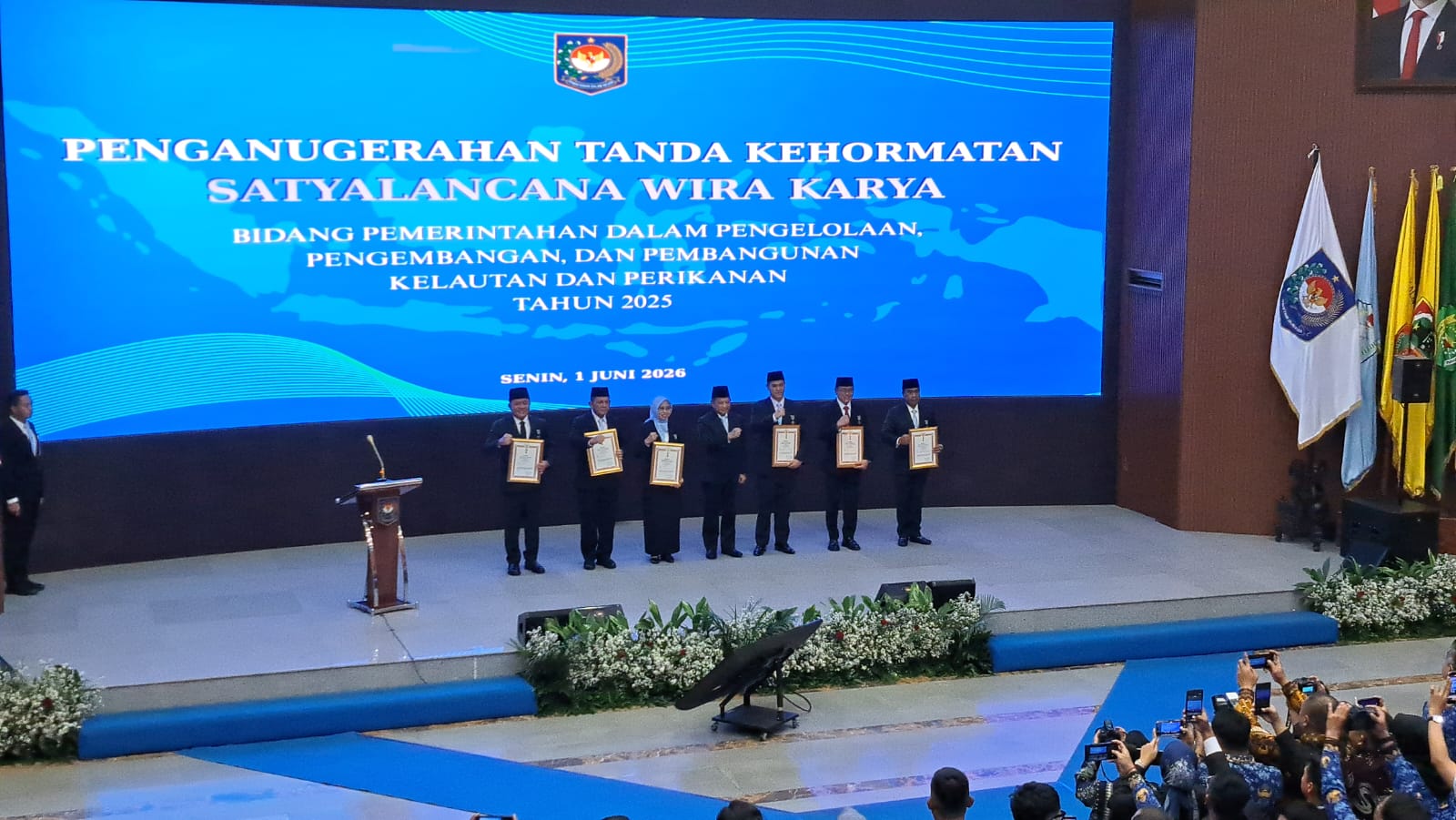 Menteri Dalam Negeri Tito Karnavian memberikan Penganugerahan Tanda Kehormatan Satyalancana Wira Karya pada sejumlah Kepala Daerah salah satunya Bupati Pangkep Muhammad Yusran Lalogau. Senin 1 Juni 2026.(Pangkep TV).