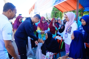 Bupati Pangkep Muhammad Yusran Lalogau memberikan bantuan kepada sejumlah lansia di Peringatan Hari Lanjut Usia ke-30 tahun yang dilaksanakan Dinas Kesehatan Kabupaten Pangkep di Puskesmas Minasatene Pangkep. Selasa, 9 Juni 2026.(Mamat).