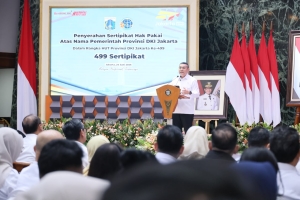 DKI Jakarta HUT ke-499, Wamen Ossy Serahkan 499 Sertipikat ke Gubernur Pramono Anung