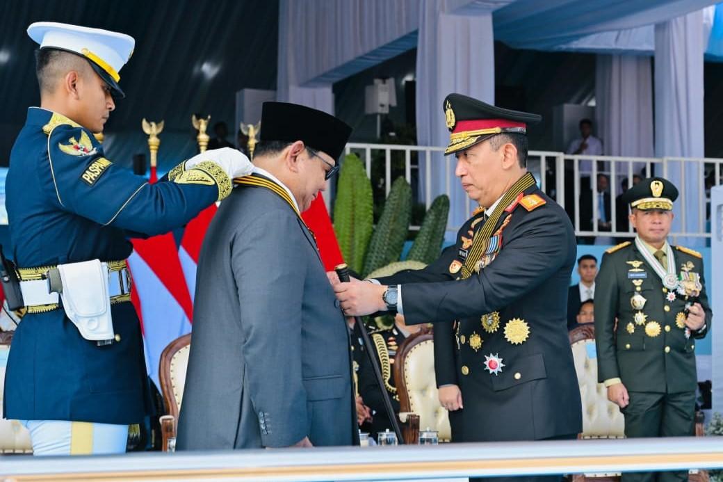 Presiden Prabowo Terima Medali Loka Praja Samrakshana pada Peringatan HUT Ke-80 Bhayangkara