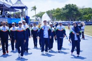 Bupati Pimpin Defile Kontingen Porsenijar PGRI Pangkep