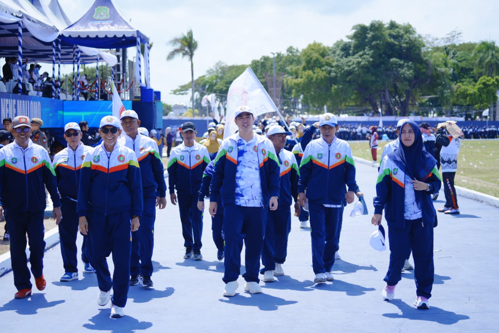 Bupati Pimpin Defile Kontingen Porsenijar PGRI Pangkep