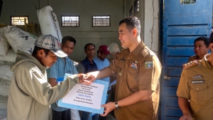 Dukung Swasembada Garam, Bupati MYL Salurkan 309 Roll Geomembran kepada Petambak