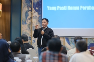 Pemimpin Redaksi Suara.com yang juga adalah salah satu inisiator Local Media Community, Suwarjono dalam kegiatan roadshow diskusi keberlanjutan media dan ekosistem yang dilaksanakan di Pekanbaru, Makassar, dan Surabaya, 10-13 Agusutues 2026. (dok.Local Media Community).