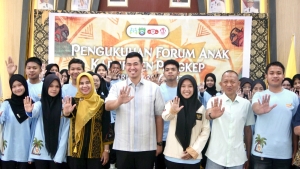 Sebanyak 53 pengurus Forum Anak Kabupaten Pangkajene dan Kepulauan (Pangkep) periode 2026–2027 resmi dikukuhkan oleh Bupati Pangkep Muhammad Yusran Lalogau di Aula Rumah Jabatan Bupati, Sabtu (8/8/2026).(Pangkep TV).