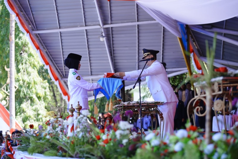 Sri Armindi Bangga Jadi Pembawa Baki Bendera HUT ke-81 RI