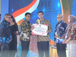 Bupati Kabupaten Pangkep Muhammad Yusran Lalogau saat menerima penghargaan Apresiasi Pemerintah Daerah Berprestasi 2026 Batch II Regional Sulawesi sebagai terbaik ketiga kategori Akses dan Kualitas Pelayanan Kesehatan, Jumat 18 September 2026. (Pangkep TV).