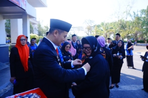 Bupati Kabupaten Pangkep Muhammad Yusran Lalogau memberikan pin Satyalancana Karya Satya bagi ASN di Pemerintahan Kabupaten Pangkajene dan Kepulauan (Pangkep).(Dok.Protokoler Pemda Pangkep).