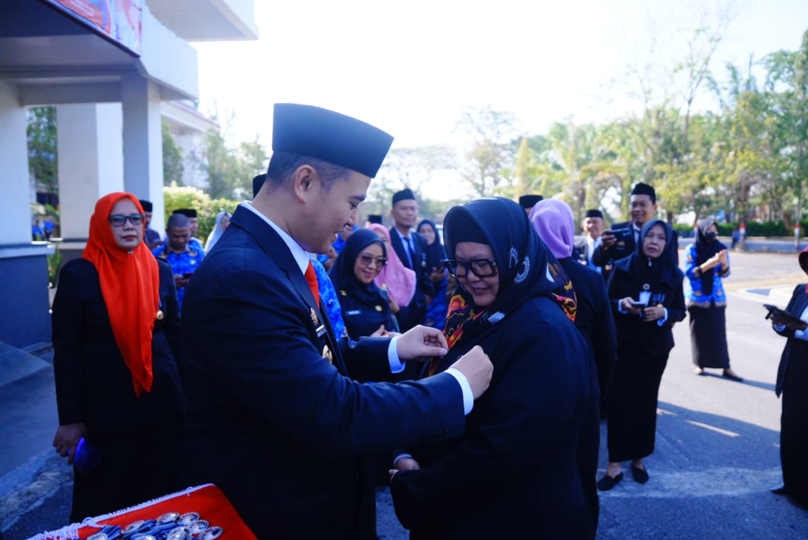 Bupati Kabupaten Pangkep Muhammad Yusran Lalogau memberikan pin Satyalancana Karya Satya bagi ASN di Pemerintahan Kabupaten Pangkajene dan Kepulauan (Pangkep).(Dok.Protokoler Pemda Pangkep).
