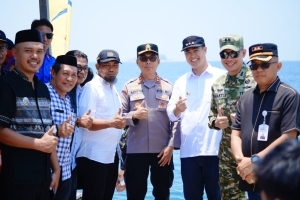 Bupati Pangkajene dan Kepulauan (Pangkep) bersama Forum Komunikasi Pimpinan Daerah (Forkopimda) mengunjungi masyarakat desa di tiga pulau, yakni pulau Samatellu Lompo, pulau Gondong Bali, dan pulau Kapoposang. Jumat, 25 September 2026.(Dok Protokoler Pemda Pangkep, Mamat)