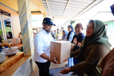 Ketua Pengadilan Negeri Pangkep Mohammad Fauzi Salam menyerahkan bantuan untuk masyarakat pulau saat kunjungan di Pulau Samatellu Lompo, pulau Gondong Bali, dan pulau Kapoposang Jumat, 25 September 2026.(Dok Protokoler Pemda Pangkep, Mamat)