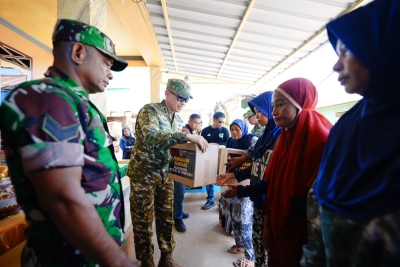 Dandim 1421 Pangkep Letkol CZI Bhakti Yuhandika menyerahkan bantuan untuk masyarakat pulau saat kunjungan di Pulau Samatellu Lompo, pulau Gondong Bali, dan pulau Kapoposang Jumat, 25 September 2026.(Dok Protokoler Pemda Pangkep, Mamat)