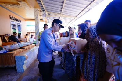 Kapolres Pangkep menyerahkan bantuan untuk masyarakat pulau saat kunjungan di Pulau Samatellu Lompo, pulau Gondong Bali, dan pulau Kapoposang Jumat, 25 September 2026.(Dok Protokoler Pemda Pangkep, Mamat).