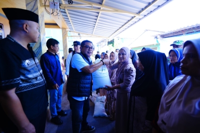Ketua DPRD Pangkep Haris Gani menyerahkan bantuan untuk masyarakat pulau saat kunjungan di Pulau Samatellu Lompo, pulau Gondong Bali, dan pulau Kapoposang Jumat, 25 September 2026.(Dok Protokoler Pemda Pangkep, Mamat)