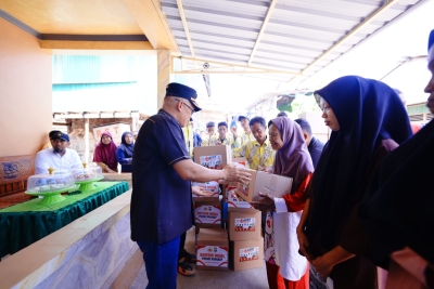 Kajari Pangkep Jhon Ilef Malamassam menyerahkan bantuan untuk masyarakat pulau saat kunjungan di Pulau Samatellu Lompo, pulau Gondong Bali, dan pulau Kapoposang Jumat, 25 September 2026.(Dok Protokoler Pemda Pangkep, Mamat)