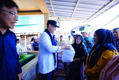 Bupati Pangkep Muhammad Yusran Lalogau menyerahkan bantuan untuk masyarakat pulau saat kunjungan di Pulau Samatellu Lompo, pulau Gondong Bali, dan pulau Kapoposang Jumat, 25 September 2026.(Dok Protokoler Pemda Pangkep, Mamat).