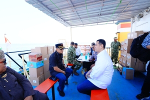 Bupati Pangkep Muhammad Yusran Lalogau bersama Kapolres Pangkep AKBP Aditya Pradana, Dandim 1421 Pangkep Letkol CZI Bhakti Yuhandika, Kajari Pangkep Jhon Ilef Malamassam, Ketua Pengadilan Negeri Pangkep Mohammad Fauzi Salam, dan Ketua DPRD Pangkep Haris Gani, saat menggunkan KM Gandha Nusantara untuk mengunjungi masyarakat desa di tiga pulau, pulau Samatellu Lompo, pulau Gondong Bali, dan pulau Kapoposang. Jumat, 25 September 2026.(Dok Protokoler Pemda Pangkep, Mamat).