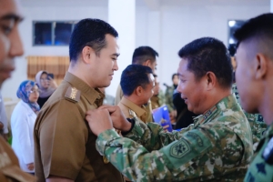 Bupati Pangkep Terima Brevet Kehormatan Kesehatan Penyelaman dan Hiperbarik TNI AL