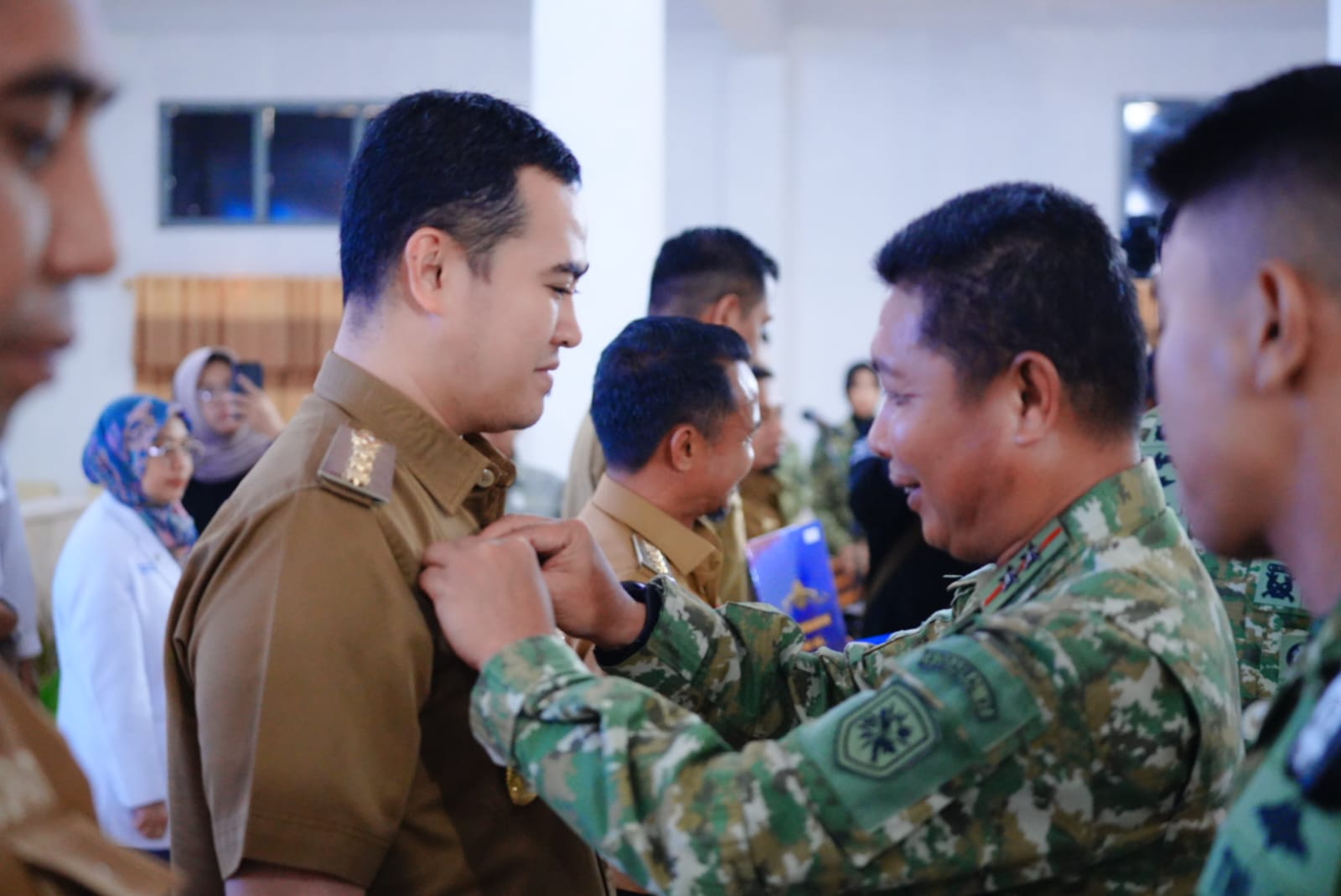 Bupati Pangkep Terima Brevet Kehormatan Kesehatan Penyelaman dan Hiperbarik TNI AL
